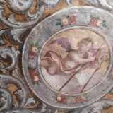 Ora adibito a magazzino della Caritas, conserva i resti di una piccola e antica cappella con tanto di soffitto finemente affrescato, sui cui figurano putti e cartigli della passione di Cristo